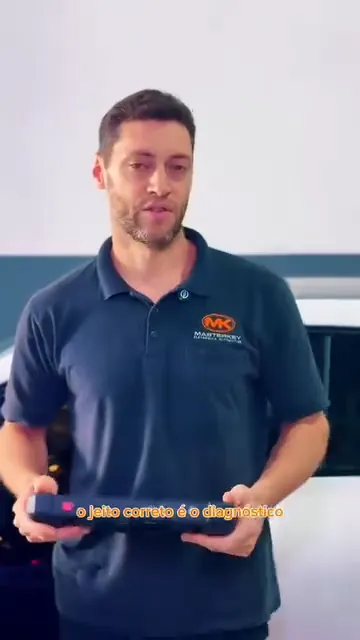 Especialista da MasterKey segura aparelho de diagnóstico automotivo